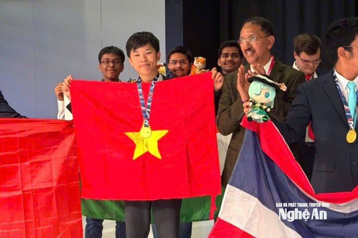 Em Nguyễn Thế Quân nhận Huy chương Vàng Olympic Vật lý quốc tế năm 2025. Ảnh: NVCC