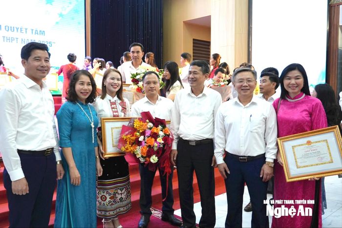 Giám đốc Sở Giáo dục và Đào tạo Thái Văn Thành chung vui với các thầy cô giáo tại Lễ tổng kết “90 ngày đêm đạt kết quả cao trong kỳ thi tốt nghiệp THPT”. Ảnh: Mỹ Hà