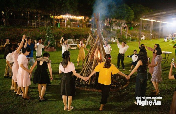 Du khách vui chơi tại Khu du lịch sinh thái Hòn Mát, xã Nghĩa Lộc. Ảnh: Đặng Trọng Tấn