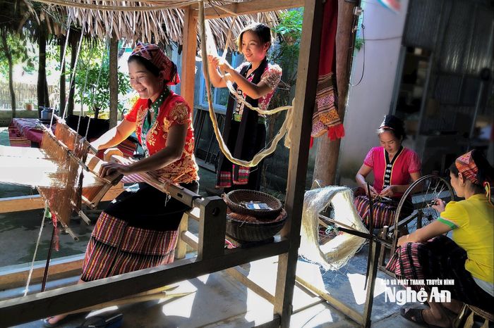 Giữ nghề dệt thổ cẩm ở điểm du lịch cộng đồng bản Xiềng, xã Môn Sơn. Ảnh: Xuân Nhường