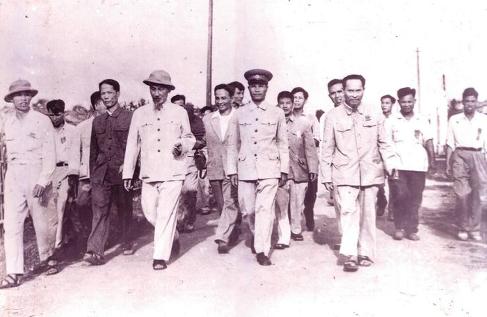  Ngày 15/6/1957, Bác Hồ và đoàn công tác Trung ương có chuyến thăm, nói chuyện với cán bộ và Nhân dân Hà Tĩnh. (Ảnh tư liệu) 