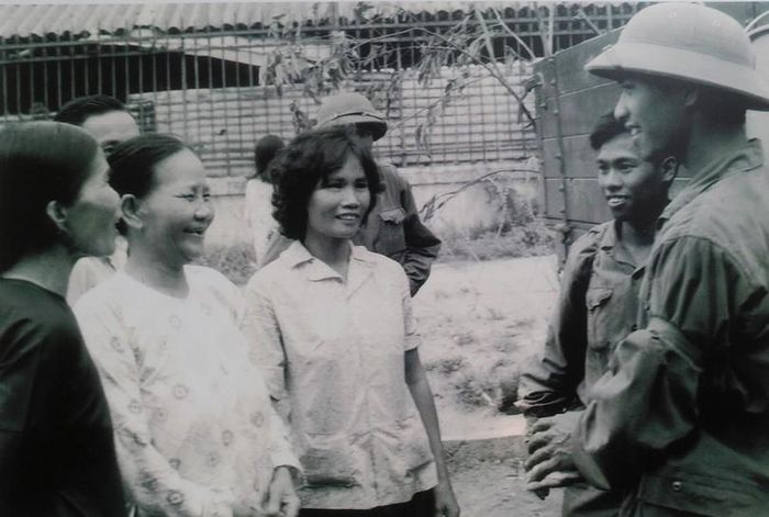  Các chiến sĩ giải phóng gặp gỡ Nhân dân Sài Gòn trong ngày giải phóng. Ảnh tư liệu. 