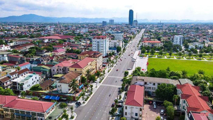 Nửa thế kỷ lặng im tiếng súng, đất nước hòa bình, kinh tế, văn hóa - xã hội ngày càng phát triển, đời sống người dân được nâng cao, Nhân dân ngày càng ấm no, hạnh phúc. Trong ảnh: Phường Thành Sen hôm nay. 