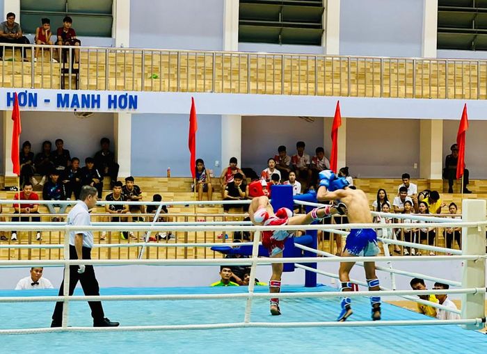 Những trận đối kháng đầy gay cấn thu hút sự theo dõi, cổ vũ của khán giả. Ảnh: M.N