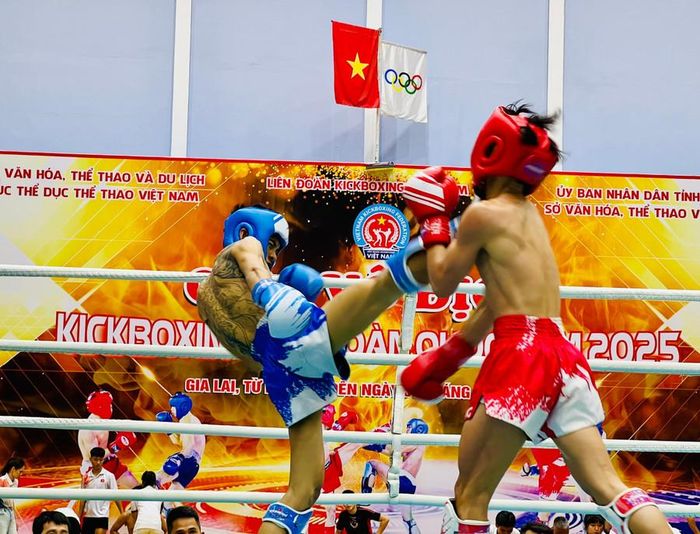 Các VĐV nỗ lực thi đấu để giành huy chương, mang về thành tích cho đơn vị. Ảnh: M.N