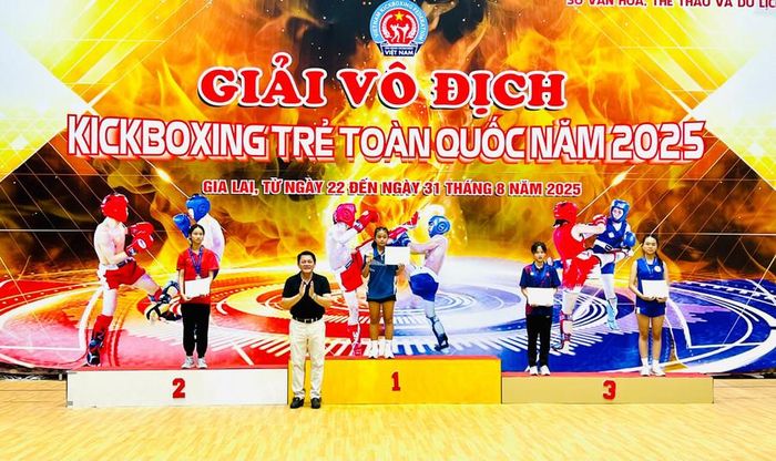 Ông Bùi Trung Hiếu-Phó Giám đốc Sở Văn hóa, Thể thao và Du lịch, Trưởng ban Tổ chức giải trao huy chương cho các vận động viên có thành tích xuất sắc. Ảnh: M.N