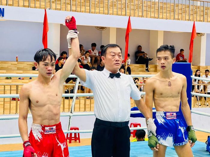 Võ sĩ Võ Huy Hoàng (bìa trái) giành huy chương vàng ở hạng cân 46 kg, lứa tuổi 17-18. Ảnh: M.N