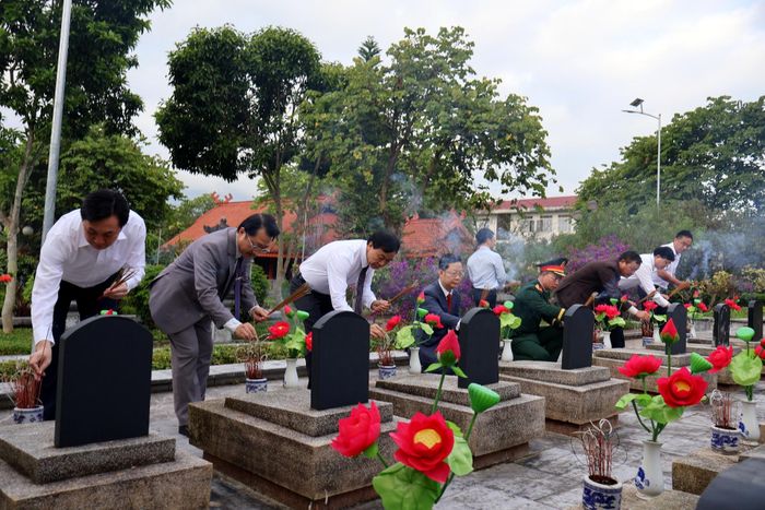 Đồng chí Lê Văn Lương – Phó Bí thư Tỉnh ủy, Chủ tịch UBND tỉnh cùng các đồng chí lãnh đạo Tỉnh ủy, HĐND, UBND, Ủy ban MTTQ Việt Nam tỉnh, lực lượng vũ trang tỉnh thắp hương tại các phần mộ liệt sĩ tại Nghĩa trang Liệt sĩ tỉnh.