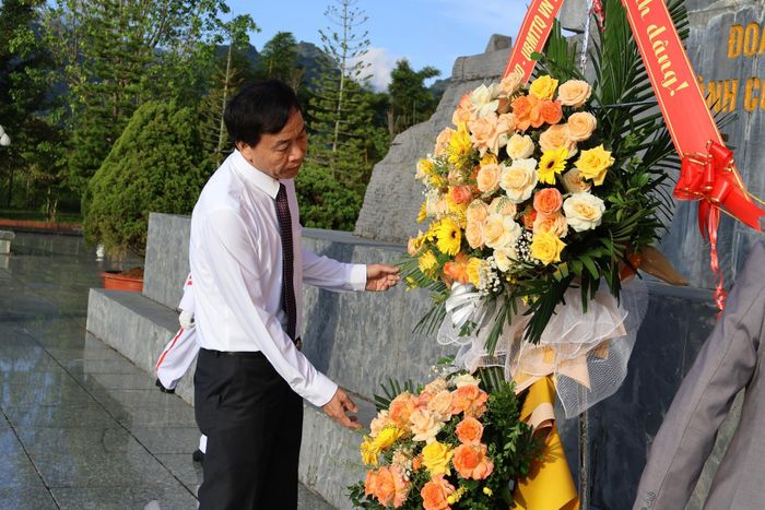 Đồng chí Lê Văn Lương – Phó Bí thư Tỉnh ủy, Chủ tịch UBND tỉnh chỉnh lẵng hoa trước khi dâng 