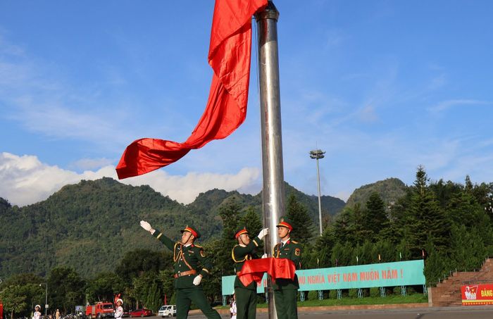  Cán bộ, chiến sỹ lực lượng vũ trang tỉnh Lai Châu thực hiện nghi thức Lễ Thượng cờ.