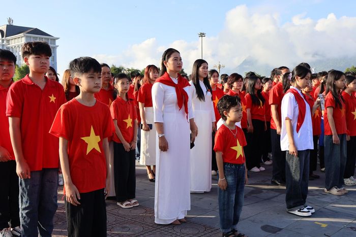 Nhân dân các dân tộc tỉnh Lai Châu tham gia Lễ Thượng cờ.
