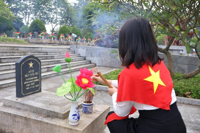 Thế hệ trẻ tỉnh Lai Châu thể hiện sự biết ơn vô hạn đối với công lao của các Anh hùng Liệt sĩ vì sự nghiệp giải phóng dân tộc.