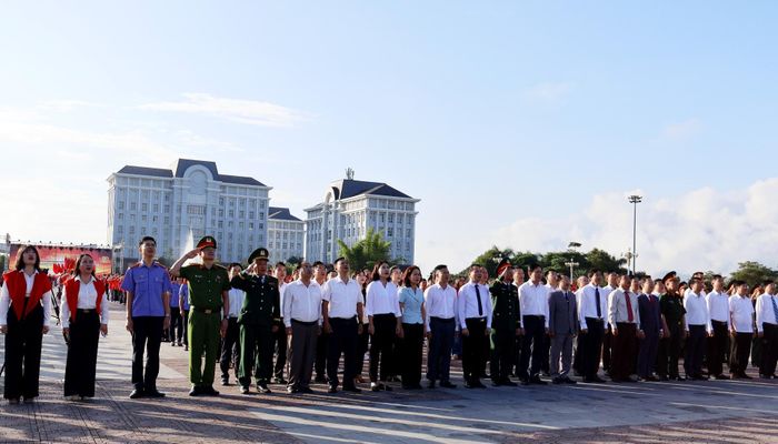 Các đại biểu dự Lễ Thượng cờ, Lễ Chào cờ tại Quảng trường Nhân dân tỉnh sáng 2/9.