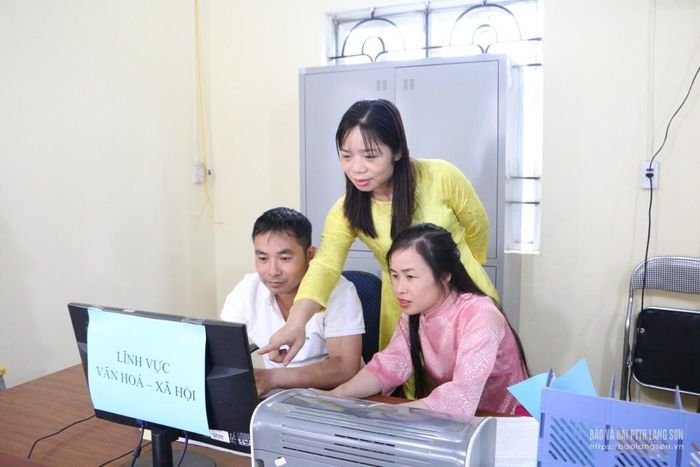 Công chức xã Mẫu Sơn trao đổi chuyên môn nghiệp vụ