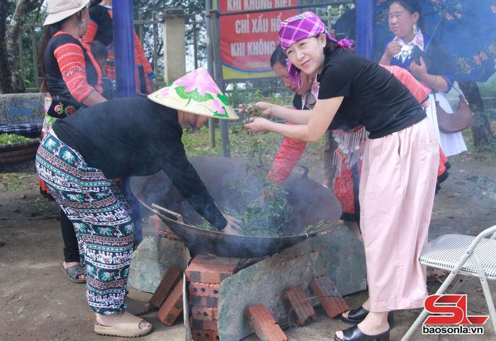Du khách trải nghiệm hoạt động xao chè.