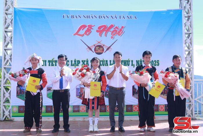 Trao quyết định thành lập các CLB văn hóa.