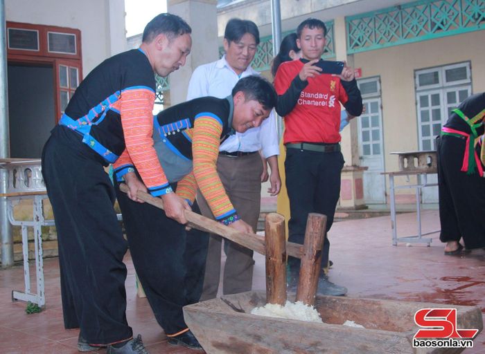 Trải nghiệm văn hóa giã bánh dày.