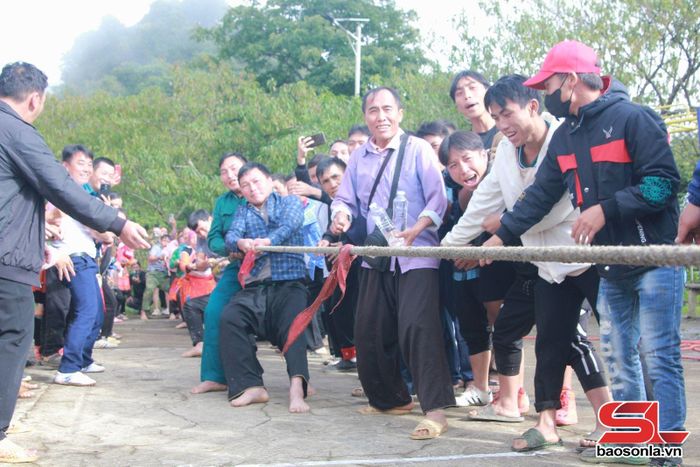 Thi đấu kéo co.