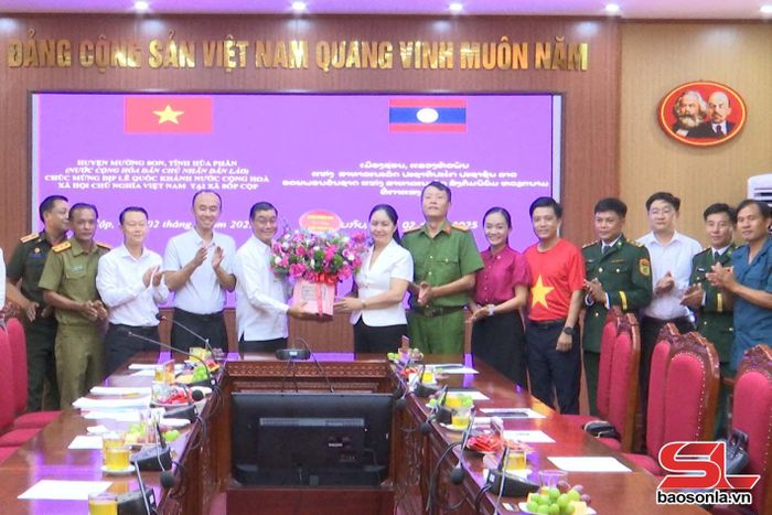 Đoàn đại biểu huyện Mường Son tặng hoa chúc mừng xã Sốp Cộp.
