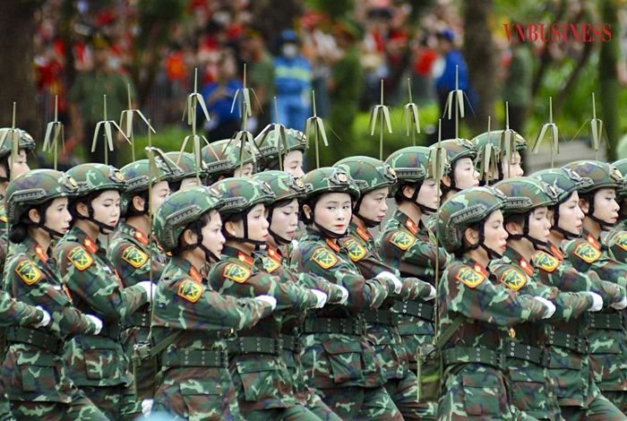  Khối nữ chiến sĩ Thông tin là lực lượng được ưu tiên xây dựng hiện đại, Bộ đội Thông tin quyết tâm bảo đảm thông tin liên lạc “kịp thời - chính xác - bí mật - an toàn”.