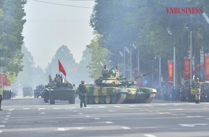  Khí tài hạng nặng, trong đó một số chủng loại xe tăng đã được Việt Nam cải tiến, hiện đại hóa như T54B và T55, xe tăng T-90S và T-62. 