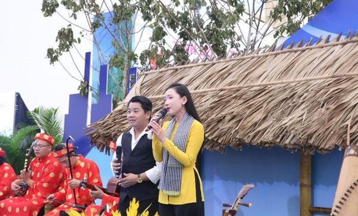 Sự hiện diện của các nghệ sĩ chuyên nghiệp mang đến sức hấp dẫn riêng cho gian hàng.
