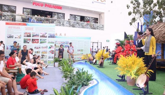 Người dân không ngại ngồi bệt trên sàn để xem biểu diễn nghệ thuật.