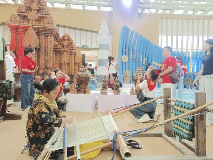 Các nghệ nhân thao tác trực tiếp tại gian hàng và tương tác với người khách tham quan tăng sức hấp dẫn cho triển lãm.