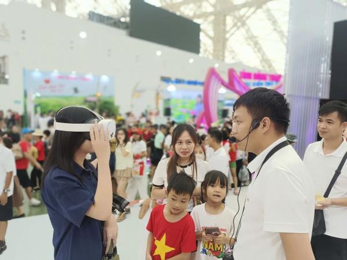 Dòng khách nối dài chờ trải nghiệm khám phá địa đạo Củ Chi với công nghệ thực tế ảo.
