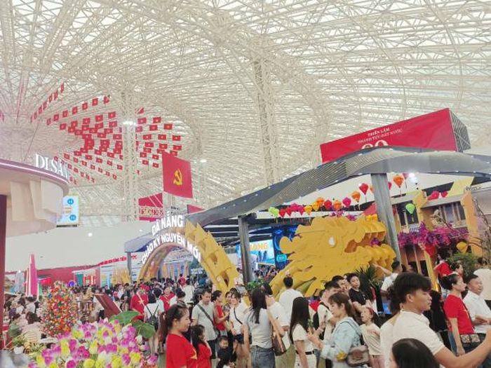 Người dân và du khách tấp nập tại khu triển lãm các tỉnh, thành phố vào chiều 2/9.