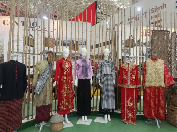 Góc trang phục truyền thống của Cần Thơ tại triển lãm.