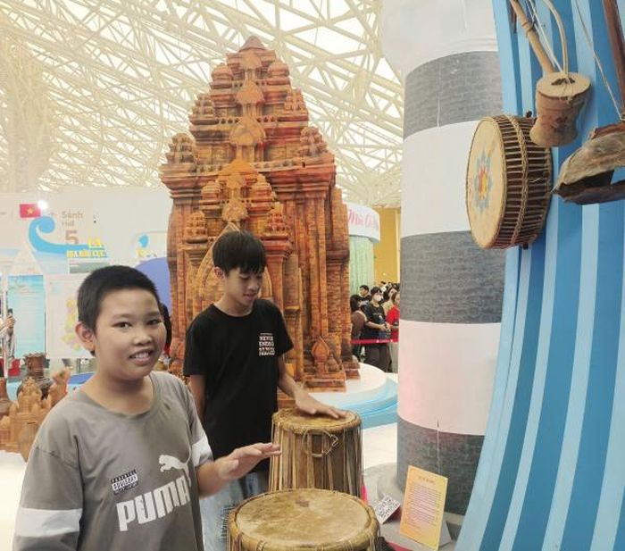 Góc trưng bày nhạc cụ truyền thống hấp dẫn trẻ em.