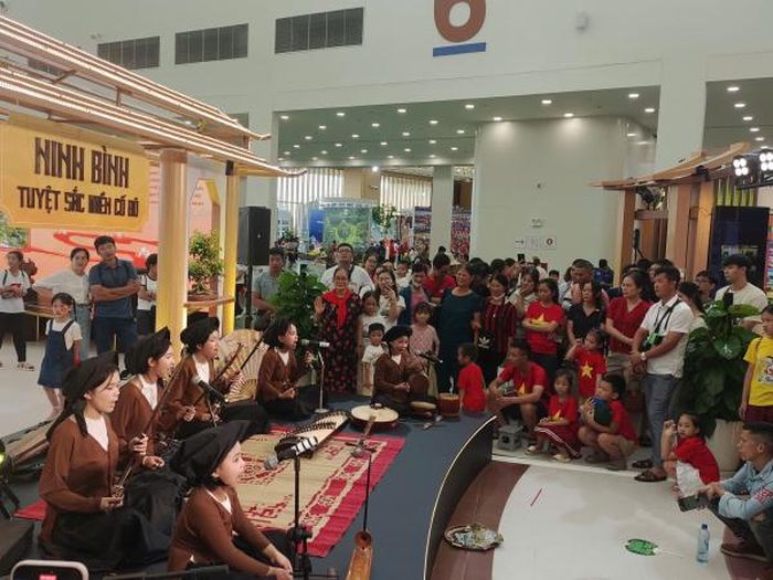 Gian hàng Ninh Bình hấp dẫn người dân và du khách với hoạt động biểu diễn nghệ thuật truyền thống.