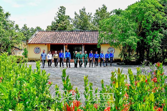 Không gian trang nghiêm, xanh mát quanh đình còn là điểm đến ý nghĩa để tham quan, tìm hiểu lịch sử.