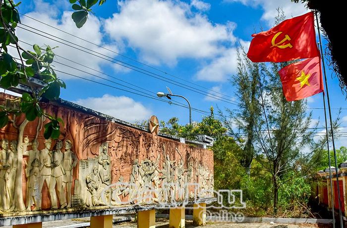 Đảng kỳ, Quốc kỳ rực đỏ nhắc nhớ sự kiện lá cờ Đảng đầu tiên tại Cà Mau được treo trên ngọn cây dương trước sân đình năm 1930, khẳng định ý chí kiên cường của người dân nơi đây.