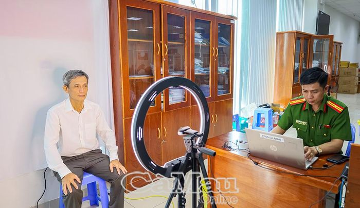 Lực lượng Công an tỉnh hỗ trợ thu nhận thông tin, đổi thẻ đảng viên.