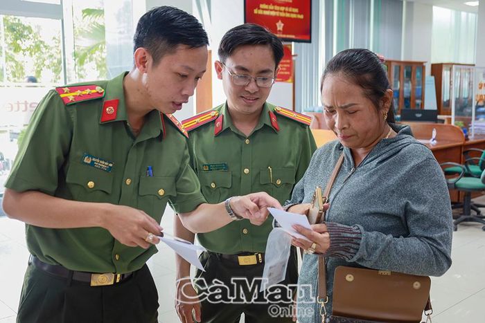 Đội hình thanh niên tình nguyện hỗ trợ người dân cài đặt, sử dụng các tiện ích của ứng dụng VNeID.
