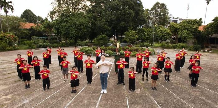 MV “Yêu nụ cười Việt Nam” của ca sĩ Hoàng Bách