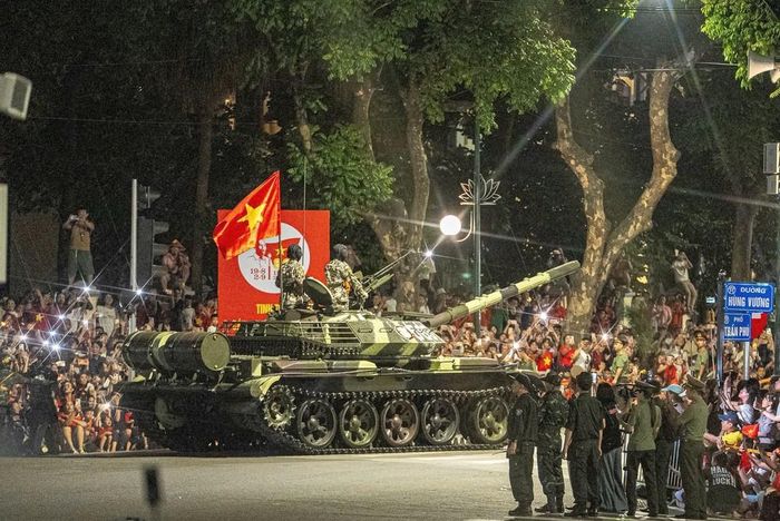 Người dân Thủ đô chào đón các khối tổng hợp luyện diễu binh, diễu hành lần thứ nhất của sự kiện A80