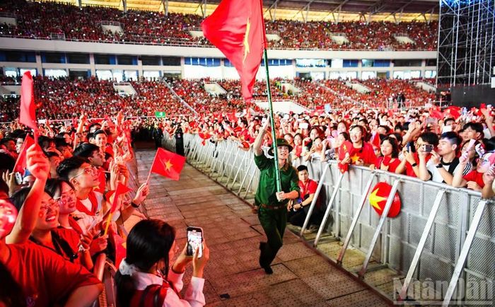 Trong concert “Tổ quốc trong tim”, mỗi khi lá quốc kỳ đi qua, khán giả lại hô vang "Việt Nam" đầy tự hào. Ảnh: Báo Nhân Dân