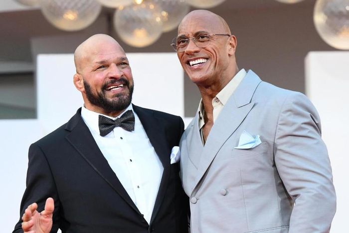 Ngôi sao MMA Mark Kerr (trái) cùng Dwayne Johnson tại LHP Venice