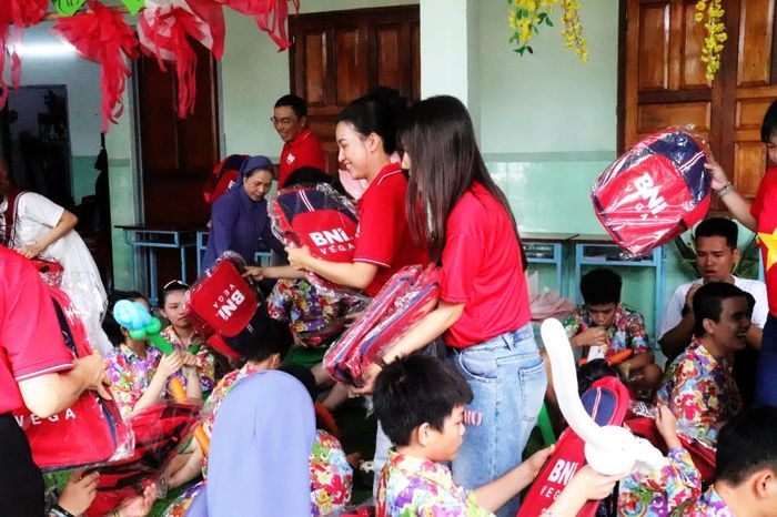 Các thành viên trong Bni Vega Chapter tặng quà và cùng vui chơi với trẻ khuyết tật tại Mái ấm Thừa Sai.