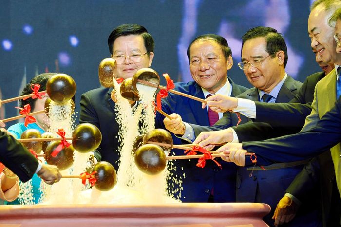  Đại biểu thực hiện nghi thức khai tiệc tại chương trình "Đêm Việt Nam - Dòng chảy tinh hoa". Ảnh: HOÀNG HÙNG 