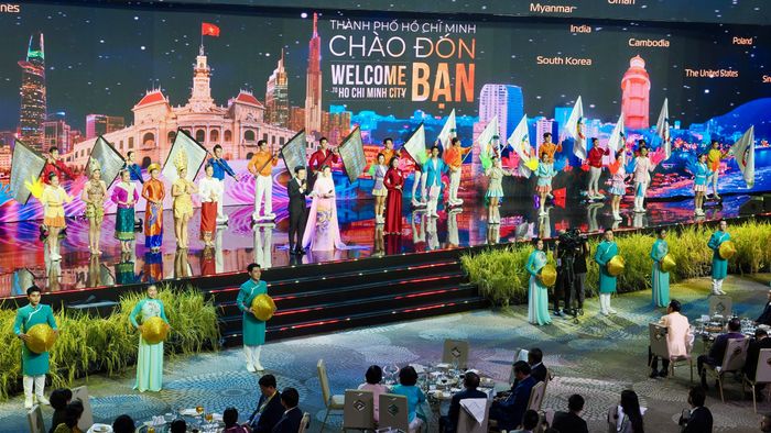  Các tiết mục âm nhạc, nghệ thuật tối 3-9. Ảnh: HOÀNG HÙNG 