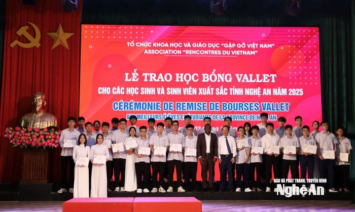 Đại diện lãnh đạo tỉnh, tổ chức Khoa học và Giáo dục "Gặp gỡ Việt Nam" và Quỹ học bổng Vallet trao tặng học bổng cho các em học sinh, sinh viên. Ảnh: TH