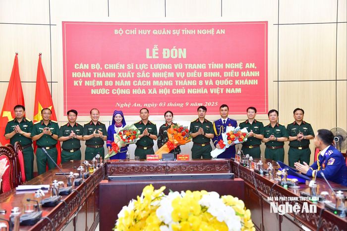 Đại tá Đinh Bạt Văn - Chỉ huy trưởng Bộ Chỉ huy Quân sự tỉnh cùng các đồng chí đại biểu tặng hoa chúc mừng các lực lượng. Ảnh: Trọng Kiên