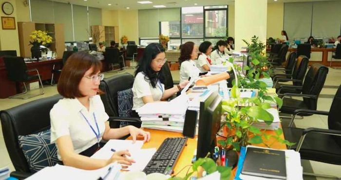  Công chức KBNN khu vực I đang thực hiện kiểm soát hồ sơ thanh toán vốn ngân sách trên dịch vụ công trực tuyến của Kho bạc. Ảnh: HT. 