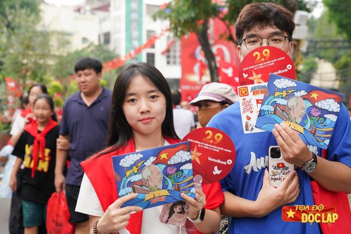  Duy Khánh và Vân check-in tại gian hàng của VietinBank. 