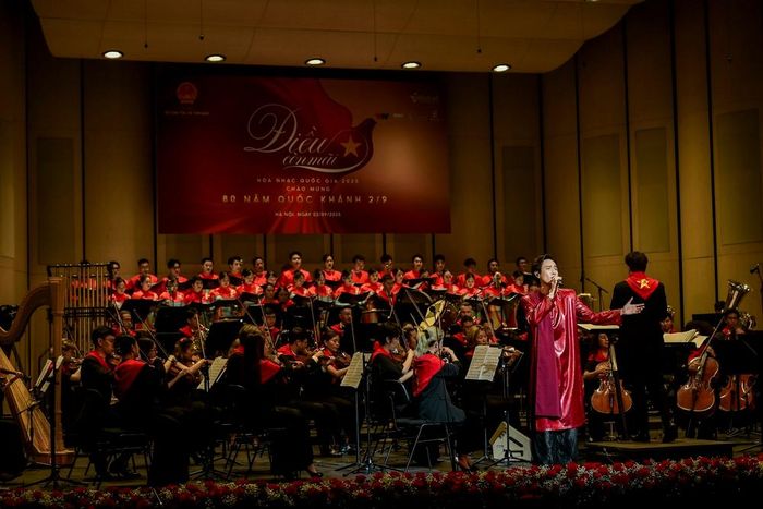 Ca sĩ Hà An Huy - Quán quân Vietnam Idol 2023 trên sân khấu hòa nhạc “Điều còn mãi” 2025. Ảnh: BTC