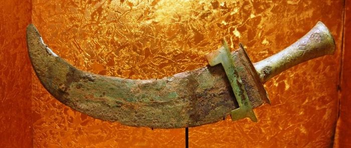 Kiểu dao Âu Việt với bao dao đúc trổ lỗ trang trí đàn rắn cuốn (hình trái bên trên, sưu tập Bảo tàng Vân Nam, Trung Quốc) và hai kiểu khung đồng ốp chỗ hở bằng gỗ hay xương sừng (hình phải bên trên, sưu tập Hảo, TP.HCM và hình dưới, sưu tập Nhà hàng Trống Đông Sơn, Hà Nội)